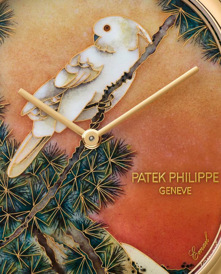 Patek Philippe Golden Ellipse Cacatoès à huppe jaune 5738/50J-011 (2025), qui met en valeur un subtil dégradé de tonalités chromatiques grâce à la combinaison d'émail cloisonné et de peinture miniature, attribuée à l'atelier de la maître émailleuse Anita Porchet.