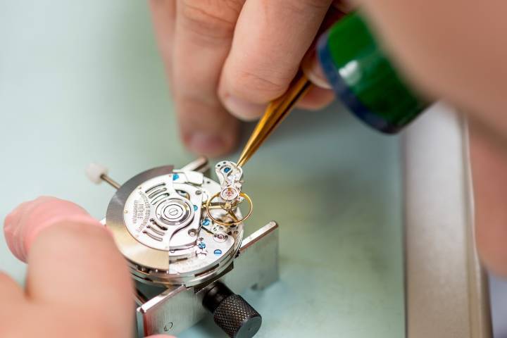 Mise en place du module «pivert» développé à la Manufacture Mühle-Glashütte, organe réglant et coq de balancier