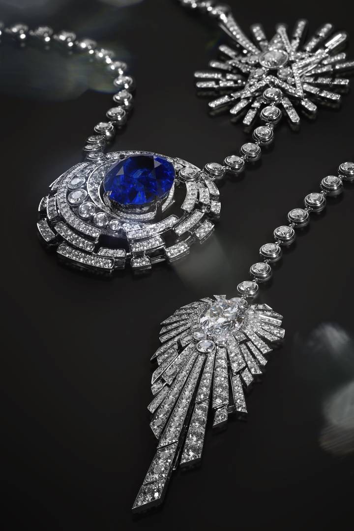 Collection «1932»: le collier Allure Céleste, en or blanc serti de diamants, avec, en pierre de centre, un saphir taille ovale exceptionnel de 55,55 cts. Il s'agit d'un collier transformable, dont les éléments se détachent pour devenir des broches ou un bracelet.