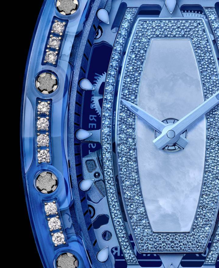 Des diamants sur un saphir coloré? C'est ce que Richard Mille a réalisé avec la Gemset Sapphire RM 07-02. Le sertissage sur saphir est une véritable prouesse d'ingénierie qui nécessite un laser fonctionnant au micromètre près. Ce procédé prend deux fois plus de temps que pour la céramique ou le carbone.