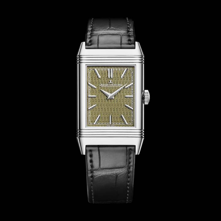 Reverso Tribute Enamel Hokusai Waterfalls Series. Quatre séries limitées à dix montres chacune rendent hommage au maître de l'estampe japonaise, Katsushika Hokusai (1760-1849), en donnant vie à quatre célèbres cascades: celle de Rōben à Ōyama (province de Sagami), celle de Kiyotaki Kannon à Sakanoshita sur la route du Tōkaidō, celle de Yōrō (province de Mino, aujourd'hui préfecture de Gifu) et enfin de la seule cascade en milieu urbain, Aoigaoka, dans la capitale de l'est, Edo, actuelle Tokyo. La technique traditionnelle d'estampe ukiyo-e est interprétée méticuleusement par les peintres en miniature de la Manufacture, à travers un émail grand feu saisissant.