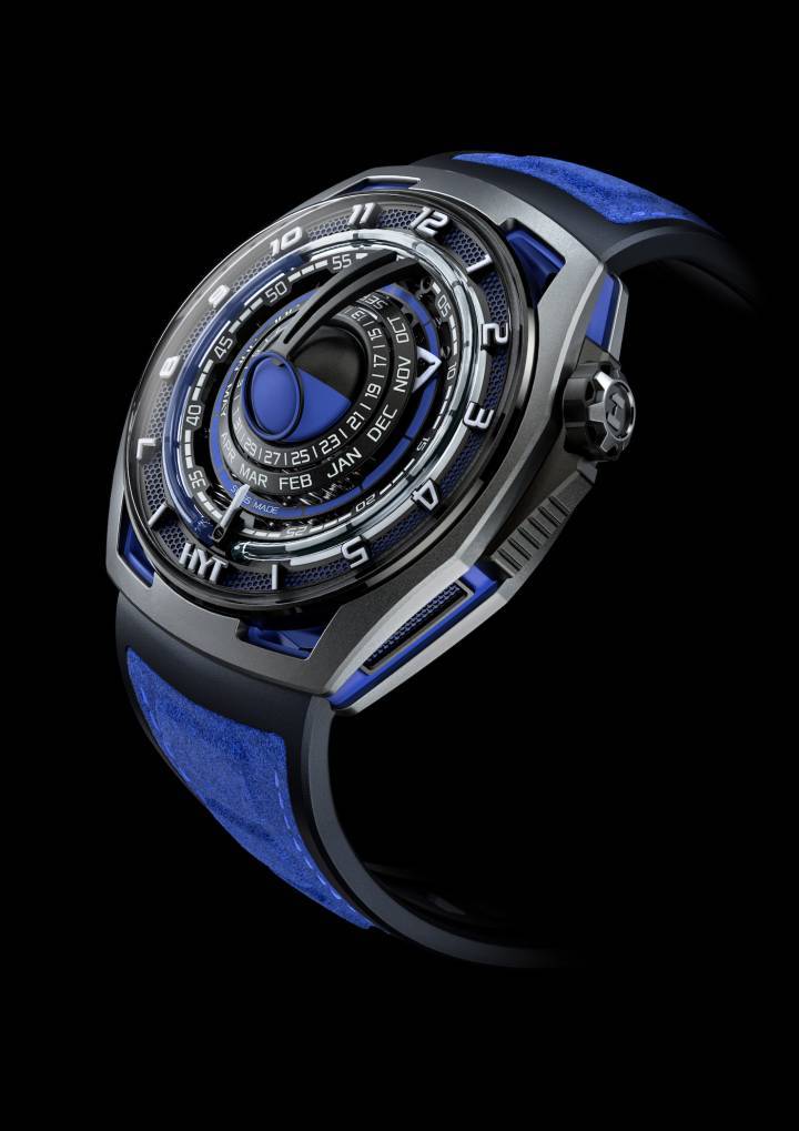 La nouvelle HYT Moon Runner, avec son coloris «Supernova Blue», ne sera réalisée qu'à 27 exemplaires. Autour de la Lune se déploient deux disques indicateurs en titane mentionnant les jours et les mois, en plus des indications horaires précisées par une aiguille courant sur une graduation spécifique avec un minuteur de 5 en 5, et les heures rétrogrades matérialisées par le système fluidique. Le prix du modèle est de 120'000 CHF (hors taxes). 
