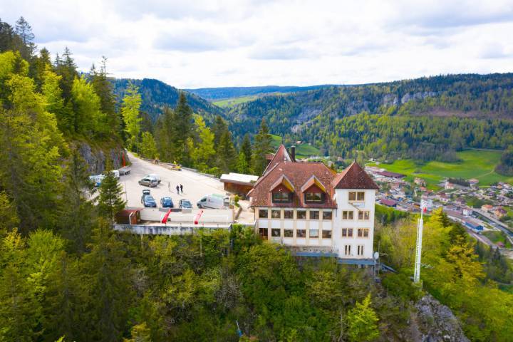  Kari Voutilainen a installé ses ateliers le 1er juin 2021 dans l'ancien hôtel-restaurant du «Chapeau de Napoléon» qui domine le Val-de-Travers.