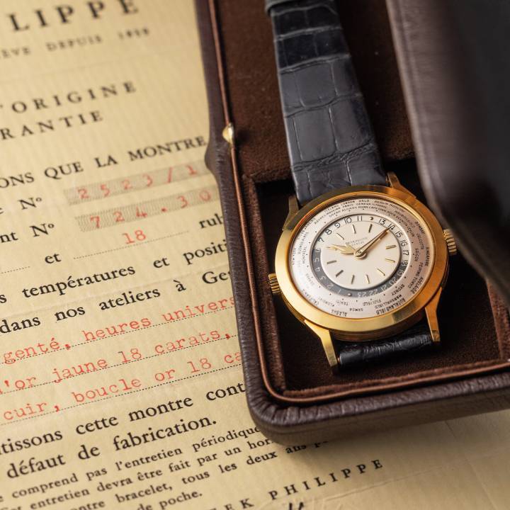 Une Patek Philippe World Time 2523 avec boîte et papiers d'origine figure aussi parmi les lots les plus marquants de la vente.