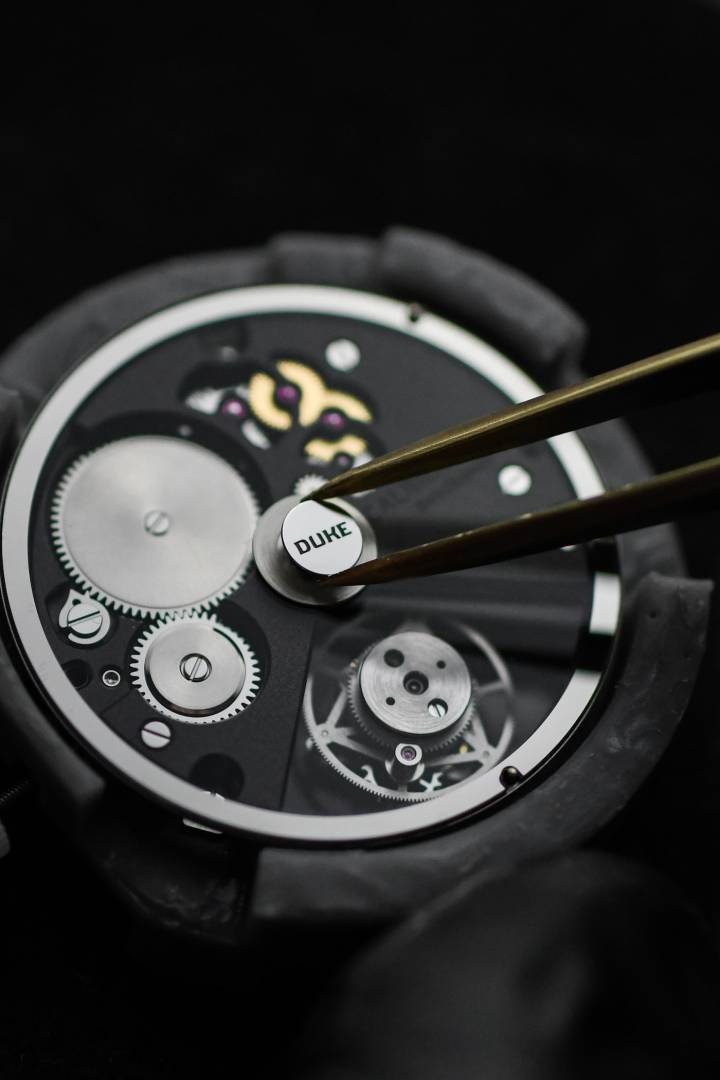 Le calibre 9600 est muni d'un tourbillon et d'un remontage automatique grâce à une masse oscillante invisible en saphir brevetée qui n'obstrue aucun de ses détails. La réserve de marche atteint 72 heures.