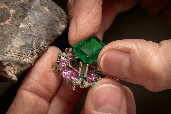Cet élément central d'un collier, entouré de saphirs roses et d'émeraudes, renferme une extraordinaire émeraude octogonale de 15,53 carats.