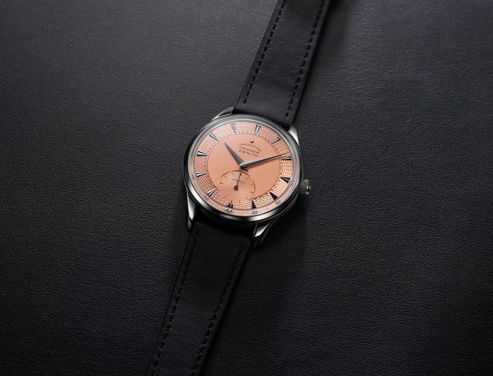 Présentée en juin 2022, l'édition limitée Zenith X Voutilainen X Phillips de 10 pièces en platine Cal 135-O a connu un succès immédiat auprès des collectionneurs, se vendant en quelques minutes. Lors de sa vente de novembre Phillips proposera un onzième exemplaire, unique en son genre, avec un boîtier en niobium et un cadran guilloché saumon. Tous les bénéfices seront reversés à la Fondation Susan G. Komen® contre le cancer du sein. 