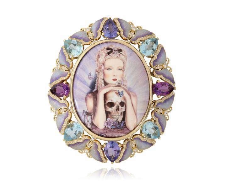 Bague portrait Memento Mori, 2018, portrait et papillons en émail, tanzanite, améthyste, aigue-marine, or jaune 18 carats. Illustration de Natalie Shau 