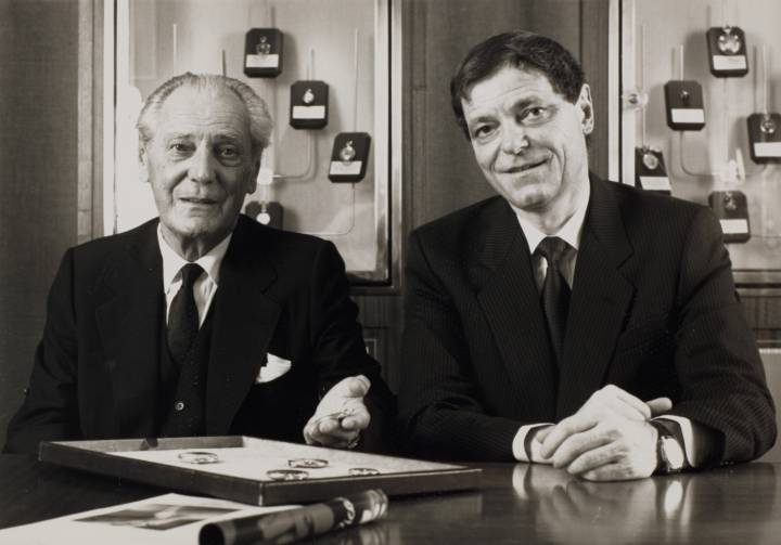 Le jeune Philippe Stern aux côtés d'Henri Stern, alors président, dans les années 1960. Derrière les deux hommes, on peut entrevoir les petites vitrines qui constituaient alors toute la collection privée de Patek Philippe.