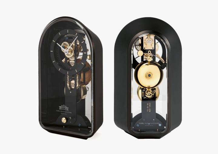 Carl Suchy & Söhne – Table Waltz: Une horloge de table, faite à la main en Autriche, avec un mouvement mécanique réalisé dans cette manufacture. Un hommage au savoir-faire horloger autrichien en édition limitée à 10 pièces. Un design minimaliste qui met en exergue la qualité des détails: la boîte conique, l'alternance des surfaces polies et mates, le verre délicatement gravé à l'avant et à l'arrière. Tout est fait pour que le regard se perde dans la beauté du mouvement, comme suspendu sous son dôme de verre. $$$