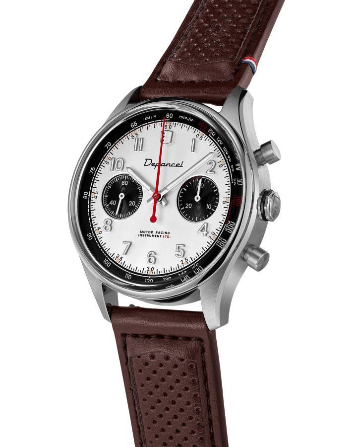  L'Allure bi-compax et ses poussoirs de chronographe en pistons dans la plus pure tradition des chronographes de l'époque