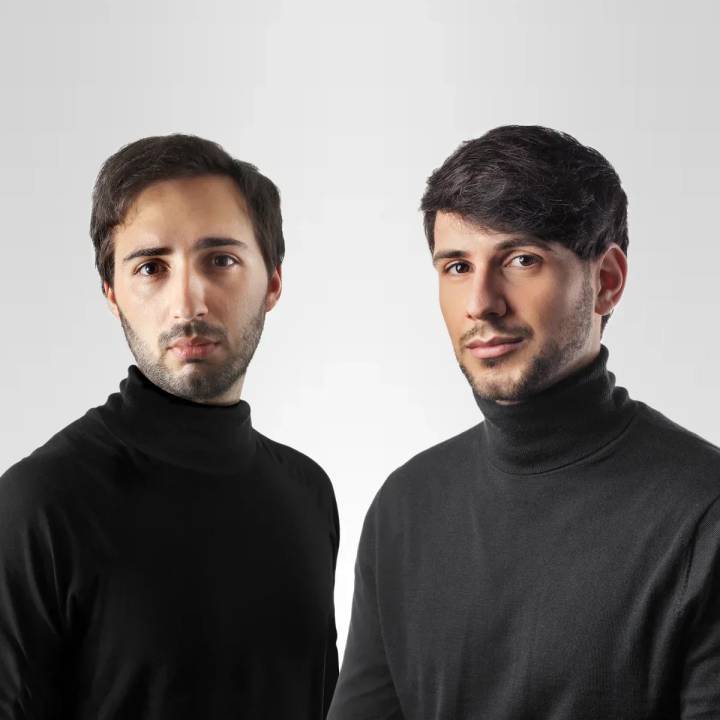 Originaires de la région de Vénétie, les frères Alessandro et Alberto Morelli ont fondé Venezianico à la sortie de leurs études en 2017. «Nos amis étaient plus intéressés par les voitures, mais notre grande passion depuis notre plus jeune âge était l'horlogerie», souligne Alberto Morelli. Comme beaucoup de jeunes de leur génération, ils ont commencé en collectionnant des montres vintage. Alessandro est directeur des opérations et supervise la production, tandis qu'Alberto est CEO et s'occupe également du design