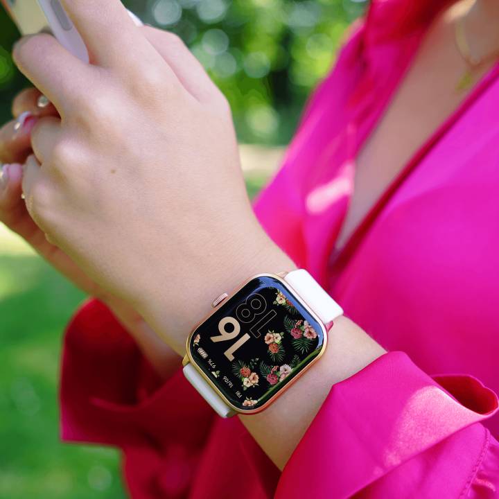 Avec ses lignes épurées, la Smart One rose gold nude white est un modèle élégant pour femmes avec un bracelet en silicone. 