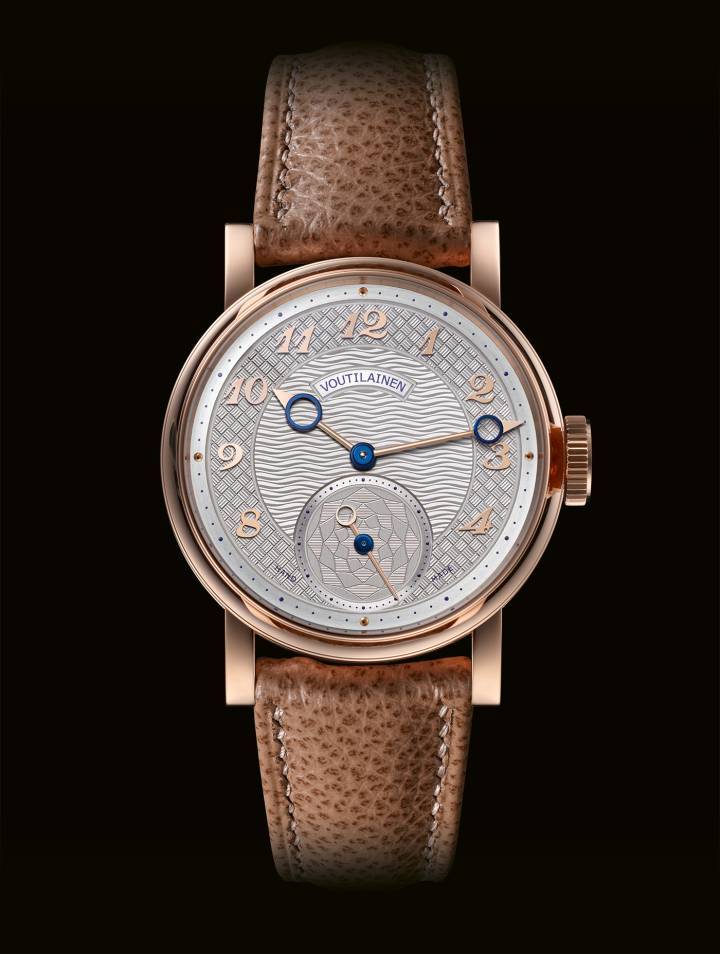 Montre Voutilainen 28 CG de 37 mm: la montre Voutilainen 28 CG est un véritable et lumineux hommage au grand art classique du guillochage main. Aussi bien le cadran blanc que le boîtier de 37 mm en or rose ou en platine, ainsi que la couronne elle-même, sont ornés d'un jeu de motifs et de textures guillochés d'un raffinement extrême. C'est le fruit des ateliers Brodbeck Guillochage (dont le logo figure sur la couronne et dans la petite seconde), véritable conservatoire de ce métier rare que Kari Voutilainen a récemment inauguré (et dont Europa Star a largement rendu compte). Le mouvement 28 qui l'équipe, conçu, construit, fabriqué, fini et assemblé dans l'atelier Voutilainen, présente un très large balancier à qui deux roues d'échappement fournissent une impulsion directe à travers le plateau d'impulsion et sa levée. Une construction innovante, nécessitant moins d'énergie et apportant des gains importants en termes de longévité, de stabilité et de réserve de marche.