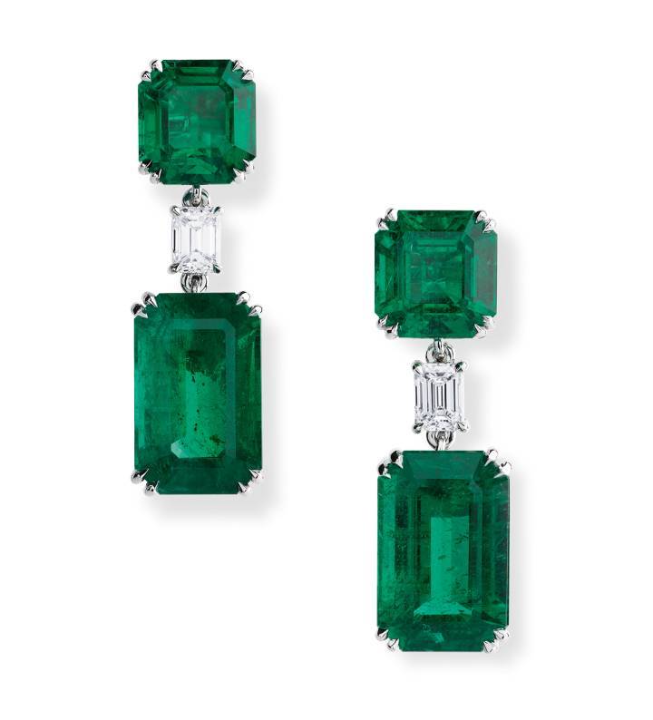 Une paire de boucles d'oreilles de la collection Insofu