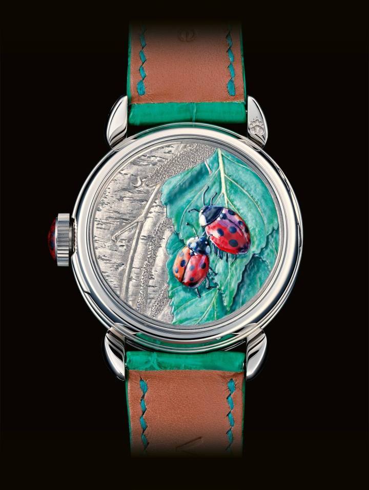 Montre 28 Kohan (2025) de Kari Voutilainen. Peinture miniature des deux coccinelles figurant au dos du boîtier.