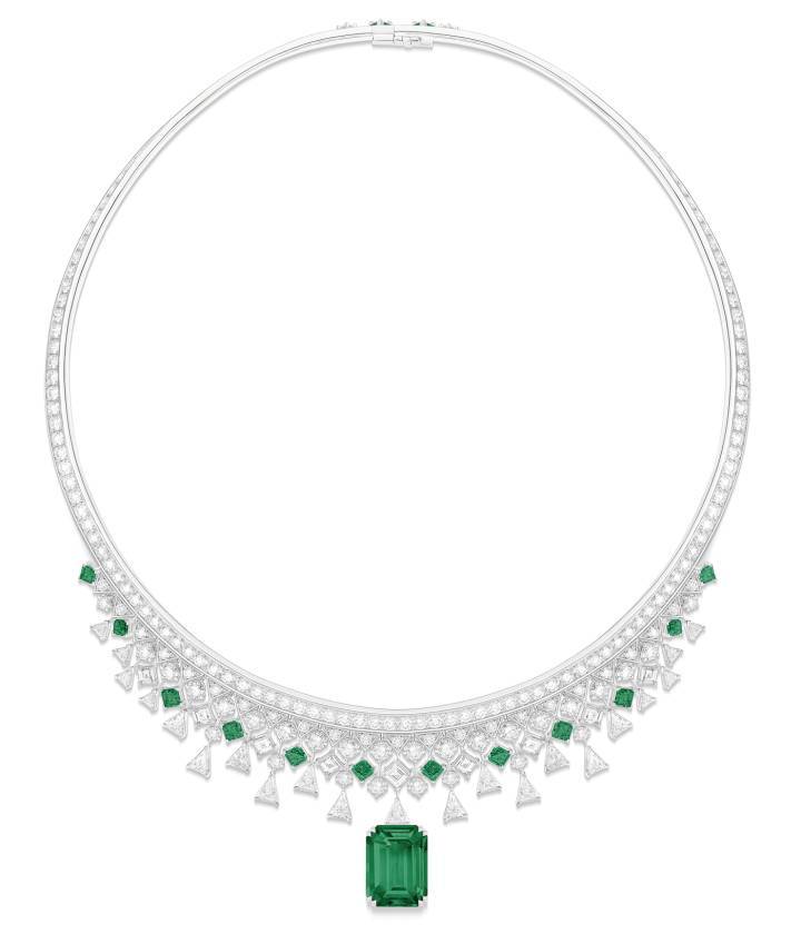 Collier Precious Adornment avec son émeraude de Zambie non huilée de 9,21 carats, de taille émeraude qui a été créée par Piaget sur la base d'une émeraude de 16 carats emplie d'inclusions.