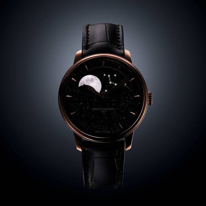 Le modèle Perpetual Moon 38 Red Gold accueille deux cadrans en série limitée. 88 exemplaires en verre aventurine bleu et 28 pièces d'un gris chaud soleillé joignent leurs éclats à celui de la plus grande des lunes. 