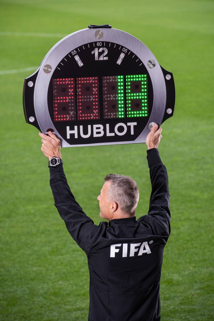 L'arbitre de touche Bjarn Kuipers soulevant la montre Hublot durant la Coupe du monde en Russie en 2018. A son poignet, on peut voir une montre connectée de la marque.