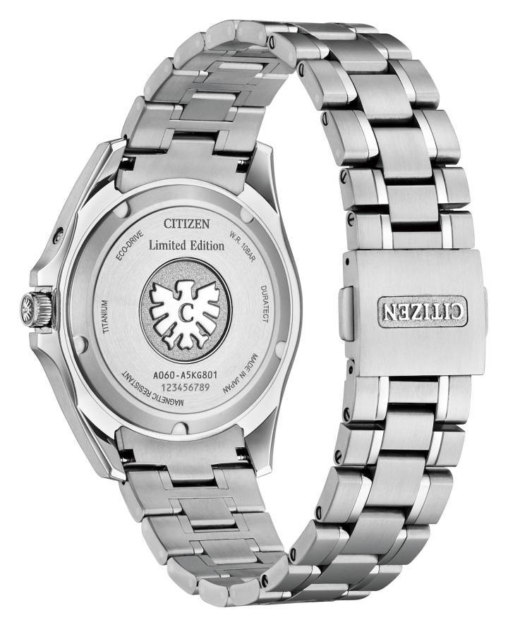 Le modèle est équipé d'un mouvement Eco-Drive avec une précision annuelle de ±5 secondes, avec un calendrier perpétuel qui s'ajuste automatiquement à la fin de chaque mois, y compris les années bissextiles, jusqu'au 28 février 2100. Le boîtier et le bracelet sont fabriqués en Super Titanium, matériau issu lui aussi d'une technologie propre à Citizen, et traités avec du Duratect Platinum, ce qui confère au métal une teinte argentée brillante, presque transparente.