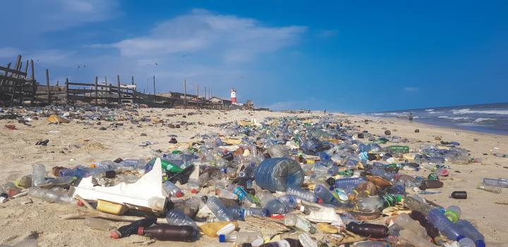 Selon les chiffres de l'OCDE, la production annuelle de déchets plastiques est passée de 156 millions de tonnes (Mt) en 2000 à 353 Mt en 2019. À peine 9% des déchets sont recyclés. 