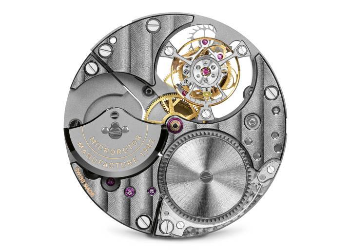 TSE 121.00 Movement (Tourbillon Schwarz Etienne) Quatrième évolution du concept modulaire de Schwarz Etienne, ce mouvement automatique inversé dévoile son micro-rotor et son tourbillon volant ou maintenu par un pont de tourbillon de manière unique. Le prochain TSE122.0 intègre une seconde rétrograde originale en liaison directe avec le tourbillon. Réserve de marche de 70 heures.