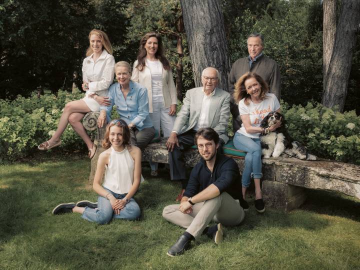 (de gauche à droite) Caroline-Marie, Katarina, Karin, Christine, Karl III, Karl-Fritz, Caroline et Karl-Friedrich Scheufele, représentant la troisième, quatrième et cinquième génération de l'entreprise id'horlogerie et de joaillerie. Une aventure familiale qui a débuté dans le sud de l'Allemagne à la fin du 19ème siècle.