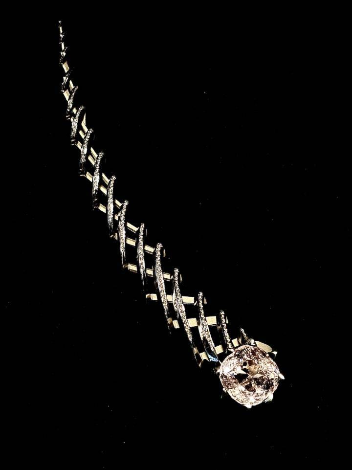 La broche Sparkling Star est sertie d'une Kunzite de 13cts, une gemme appelée «pierre du soir» du fait de sa sensibilité aux U.V.