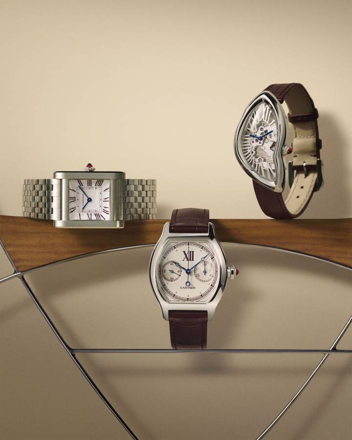 Pour son 10ème Opus, Cartier Privé célèbre trois des formes parmi les plus emblématiques des précédentes éditions: la Tank Normale, la Tortue Chronographe Monopoussoir et la Crash Squelette. Ce triptyque exceptionnel rend hommage au matériau signature de la Maison, le platine, associé à la couleur bordeaux. 