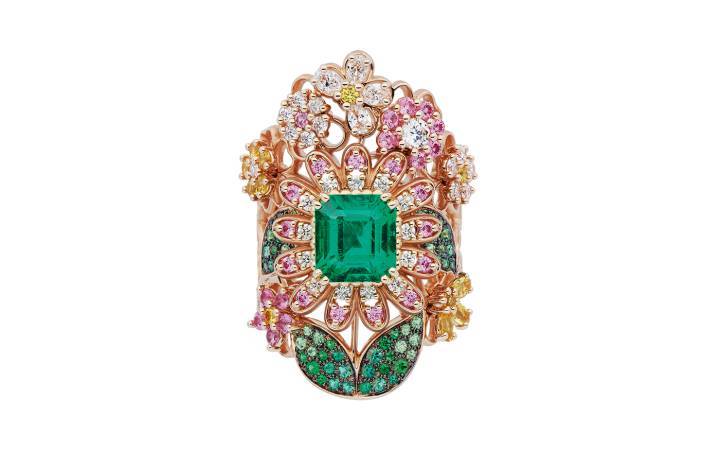 Bague Dior Milly Dentelle Manège Fleuri, or rose, diamants, émeraudes, saphirs rose et jaune, grenats tsavorites. 