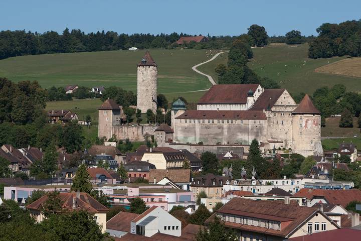 Le Château de Porrentruy où fut installé en 1842 le premier atelier d'apprentissage de l'horlogerie.
