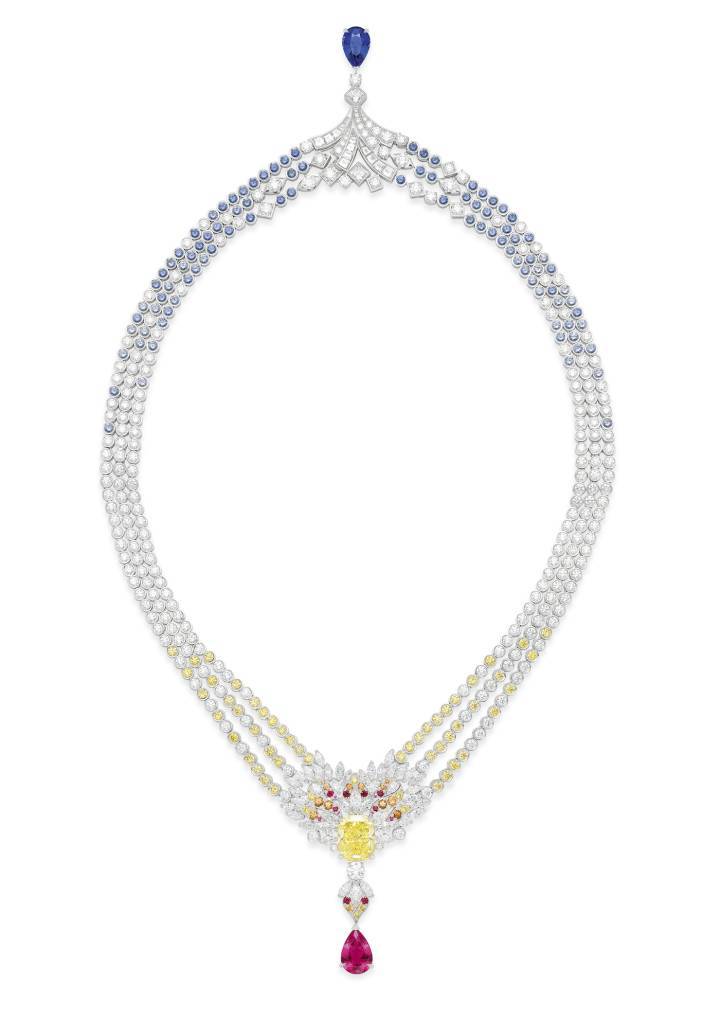 Collier Extraordinary Lights Necklace, collection haute joaillerie Limelight de Piaget. Ce collier avec son diamant fancy vivid yellow IF de 8,88 cts de forme coussin en pierre de centre, son saphir du Sri Lanka de 5,34 cts en forme de poire et son spinelle rare de Tanzanie de 3,61 cts peut se transformer de neuf façons différentes. Il peut donner lieu à huit colliers différents et un bracelet. 