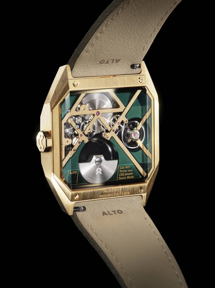 La réalisation du cadran de l'ART 01 Oeil de Faucon, limitée à 12 exemplaires, requiert une expertise technique unique pour préserver la délicatesse de la pierre du même nom. Le résultat est un cadran architecturé spectaculaire, la pierre venant s'assombrir progressivement vers le centre pour évoquer la pupille et l'iris. Le boîtier conserve les proportions distinctives de l'ART 01 et adopte ici un alliage en or jaune 3N. 