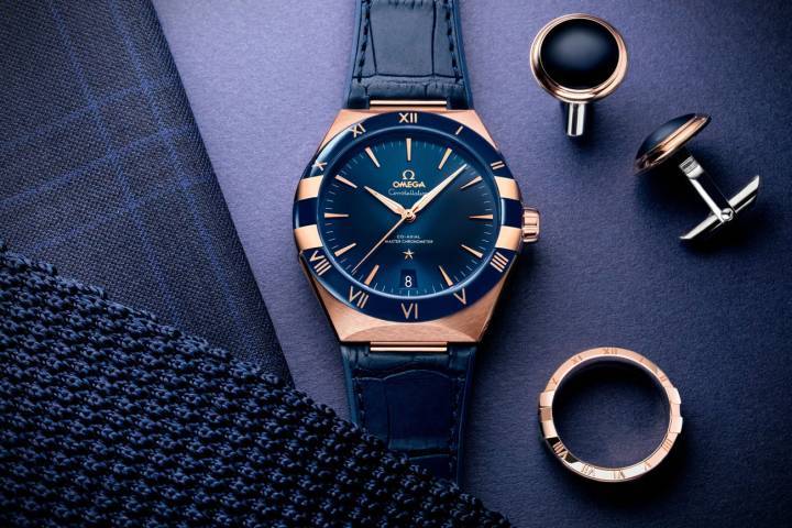 Constellation Co-Axial Master Chronometer 41 mm avec cadran bleu. Acier - or «Sedna™» sur bracelet en cuir.