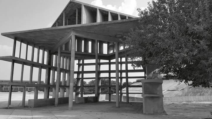 La Tour des Ombres est le résultat des études approfondies de l'architecte sur la trajectoire du soleil au cours des différentes saisons. Le but de ces études était de contrôler au mieux la pénétration de la lumière à l'intérieur des bâtiments du Capitole.