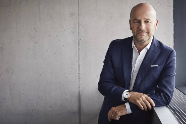 Natif de Bienne, Christian Lattmann est le CEO de Jaquet Droz. Avant de rejoindre cette marque, il a occupé différentes fonctions au sein de Swatch Group, chez Longines, Omega et Breguet, dont il a été Vice-Président.