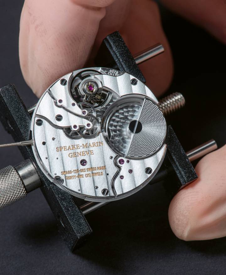 Mouvement automatique à remontage par micro-rotor réalisé pour Speake-Marin. Fréquence: 4Hz. Epaisseur du mouvement: 3,90 mm. Diamètre du mouvement: 30,00 mm.