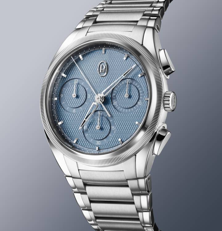 Le nouveau modèle Tonda PF Chronographe, avec cadran Mineral Blue, mouvement manufacture intégré certifié COSC et boîtier en cier inoxydable poli et satiné avec lunette moletée en platine 950, redimensionné à 40 mm.