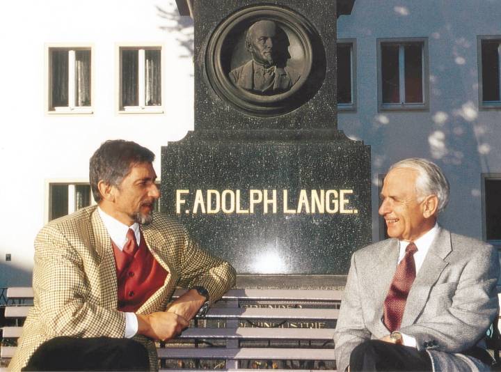 Günter Blümlein et Walter Lange devant le mémorial F. Adolph Lange à Glashütte en 1991