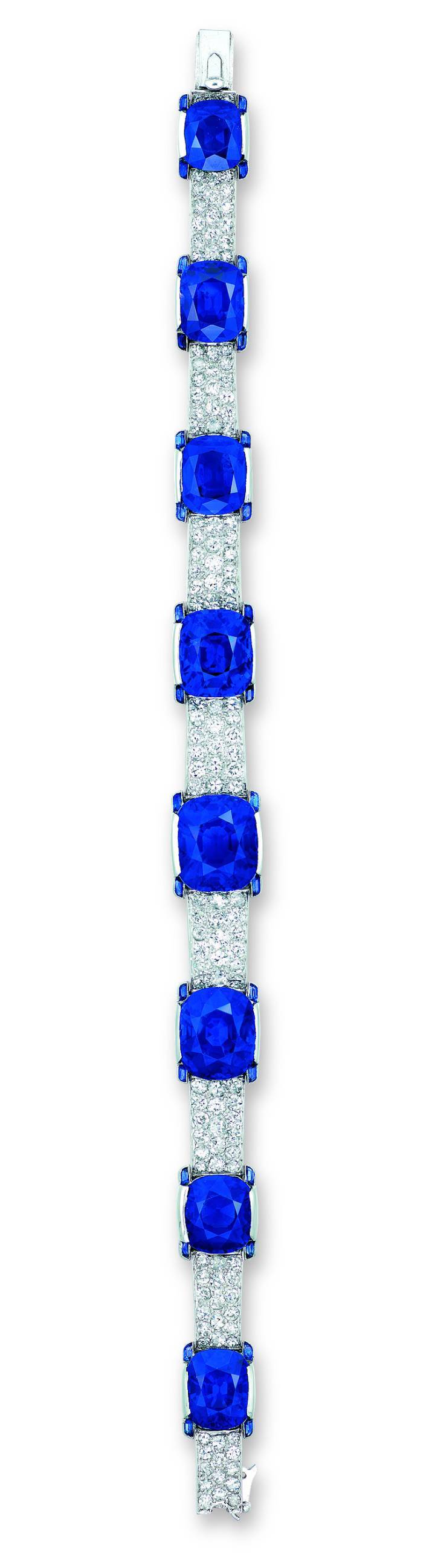 Un exceptionnel bracelet Art déco de Cartier vendu par Christie's Hong Kong pour HKD 56'120'000 (US$ 7'256'316) serti sur platine d'une gradation de huit saphirs taille coussin (de 10,53 à 3,38 carats) encadrés de quatre diamants. 1923.