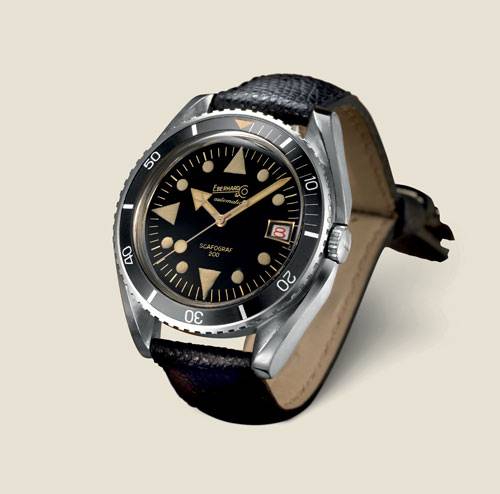 Années 1950. SCAFOGRAF. Eberhard & Co. décide de se mesurer à la mer et à ses abîmes et présente la collection de montres de plongée Scafograf, pensée pour les aventuriers et les sportifs.