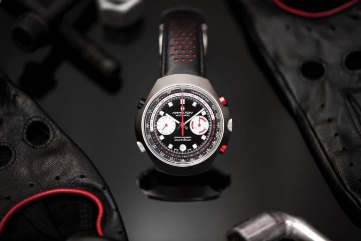 Le premier mouvement de chronographe automatique a été lancé en 1969. Le Calibre 11 a depuis inspiré le design d'innombrables modèles sportifs. Le modèle Hamilton Chrono-Matic 50 a été lancé pour célébrer le 50ème anniversaire de cet événement de l'histoire de l'horlogerie. 