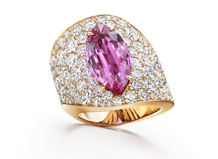 Bague en or rose ornée d'un saphir rose 7,55 cts avec diamants