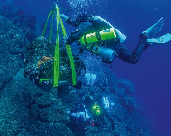 Déplacement de roches effondrées à l'aide de ballons sur le site où a été retrouvée la machine d'Anticythère