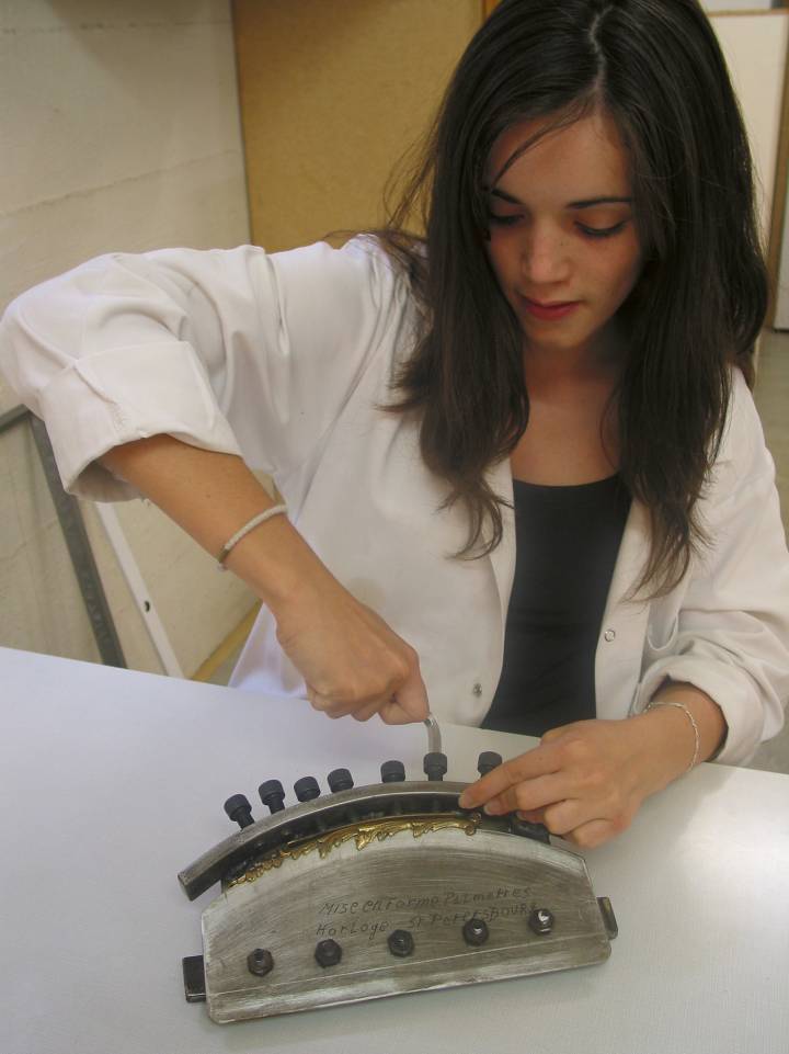 Une élève travaillant sur un élément de l'Horloge de Québec