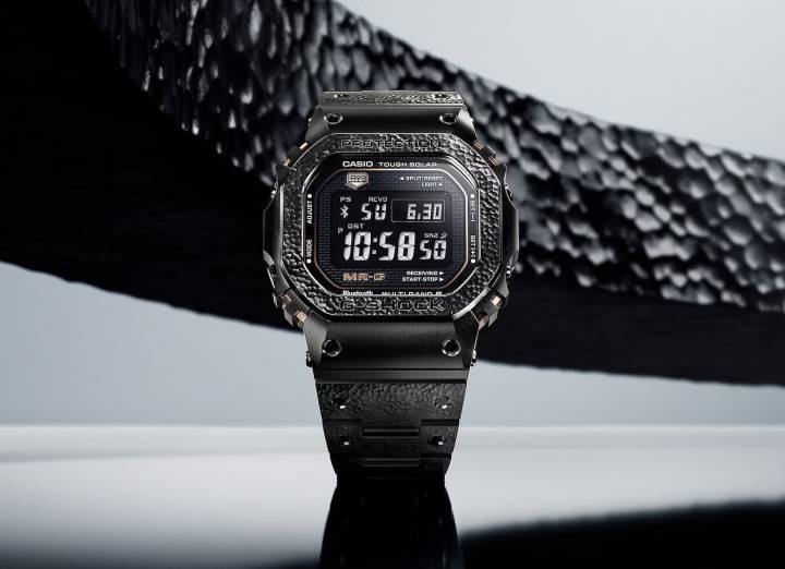 La MRG-B5000HT, édition limitée remarquable, se distingue par son savoir-faire exceptionnel en matière de travail du métal. Chaque montre est dotée d'une lunette et d'un bracelet martelés à la main par un maître de la technique traditionnelle du martelage «tsuiki», qui leur confère un motif en relief unique.