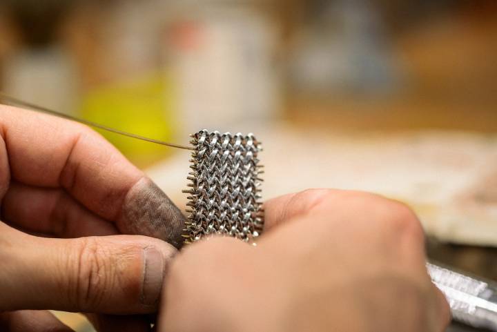 Mise en place de goupilles d'un bracelet «polonais» de la montre Universal Genève SAS Polerouter (2025).