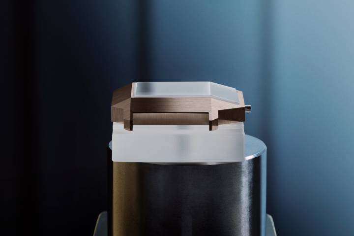 La forme rectangulaire de la boîte est accentuée par une glace saphir biseautée et des angles nets, qui lui valent le surnom de «[RE]Master The Edge».