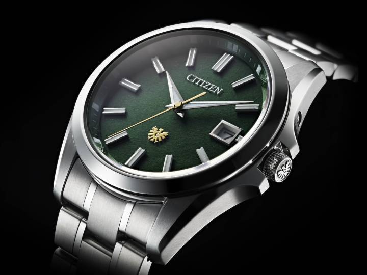 Pour le 50ème anniversaire d'Eco-Drive, Citizen présente cette édition limitée à 650 exemplaires dans le monde dotée d'un cadran en washi, ou papier japonais, teinté en Chitose Midori, un vert profond inspiré des aiguilles de pin, symbole de longévité et de beauté intemporelle, obtenu par l'association de l'indigo japonais traditionnel et du jaune Ibuki kariyasu. Le prix de ce modèle affichant l'emblème de l'aigle est de 3'100 dollars.