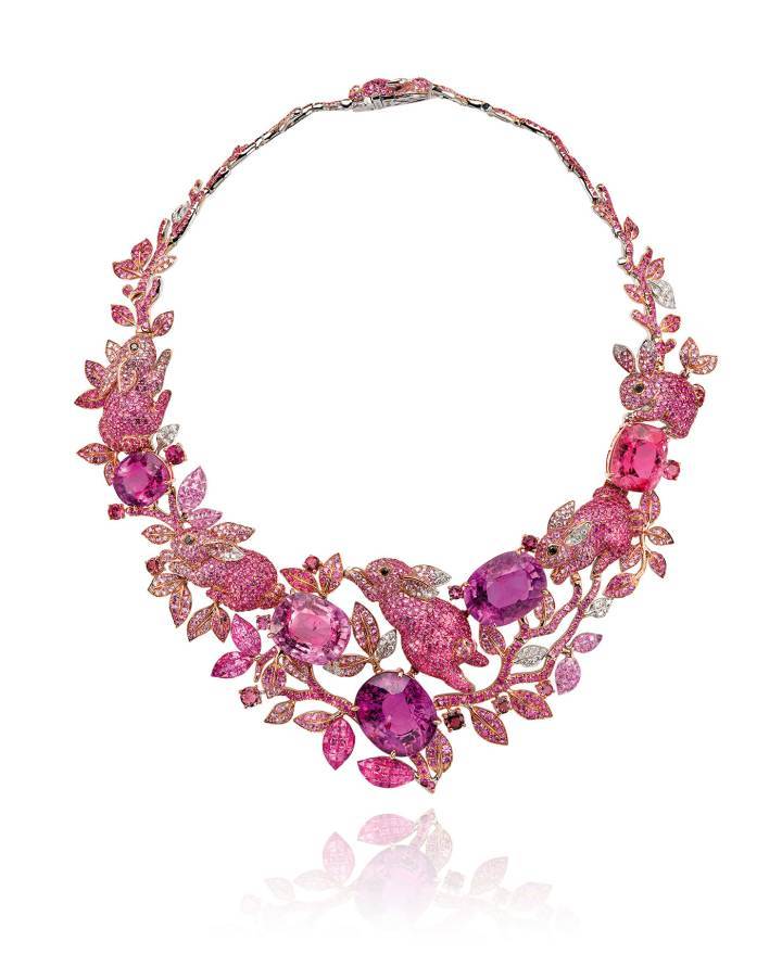 Collier Lapin Rose. Composition: 18k or rose 124,1gr, tourmaline rose 39,37cts, tourmaline rose 17,50cts, tourmaline rose 23,71 cts, tourmaline rose 24,26cts, rubelite 12,4 cts (total 117,24), saphirs roses 40,5cts, rubis 16,74 cts, tourmaline rose 2,57cts, diamants 1,26cts, diamants noirs 0,25cts
